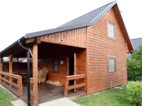 Holzhütte mit überdachter Terrasse und Garten, Kopalino